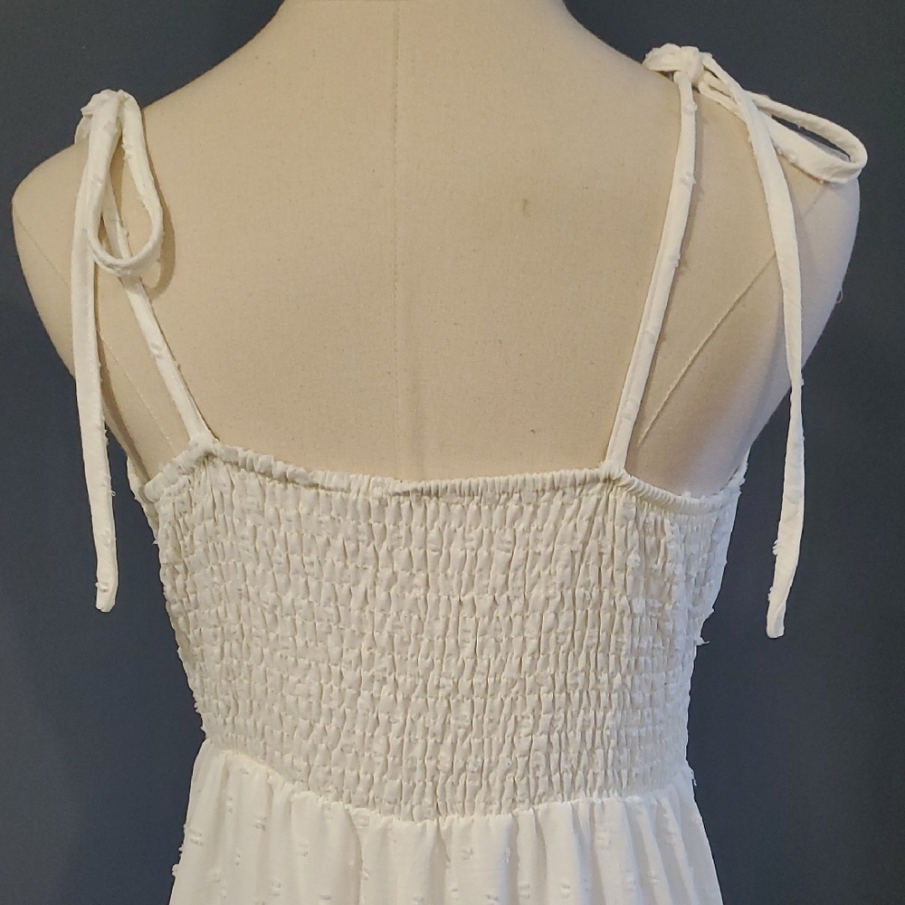Elegant White Sleeveless Dress - Picture 9 of 15